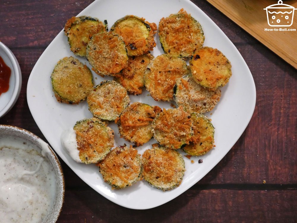 calabacín con yogurt griego en el plato