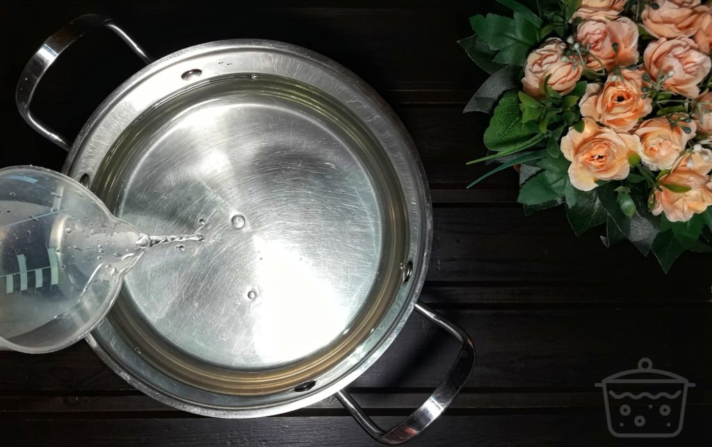 agregue agua en un receptáculo