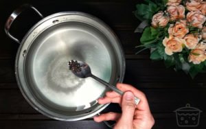 agregar granos de pimienta negros