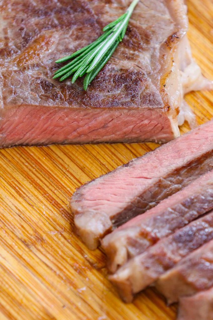 al vacío New York Strip Steak es mi receta de bistec favorita.  Todo lo que necesita son algunos ingredientes muy simples para resaltar el mejor sabor de este popular corte.  ¡El método  al vacío lo cocina perfectamente de borde a borde, produciendo una calidad mejor que la de un restaurante en su propia casa!  #SousVideNewYorkStrip #SousVideNYStrip #SousVideSteak