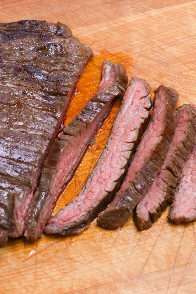 Este filete de flanco al vacío marinado con balsámico se derrite en la boca, tierno y jugoso. El adobo a base de balsámico, miel y salsa de soya hace que este corte sea más sabroso, y el método al vacío le permite cocinarlo a la perfección, ¡haciendo que este corte barato sea mejor que su asador favorito! #SousVideFlankSteak #SousVideSteak #SousVideSteakMarinade