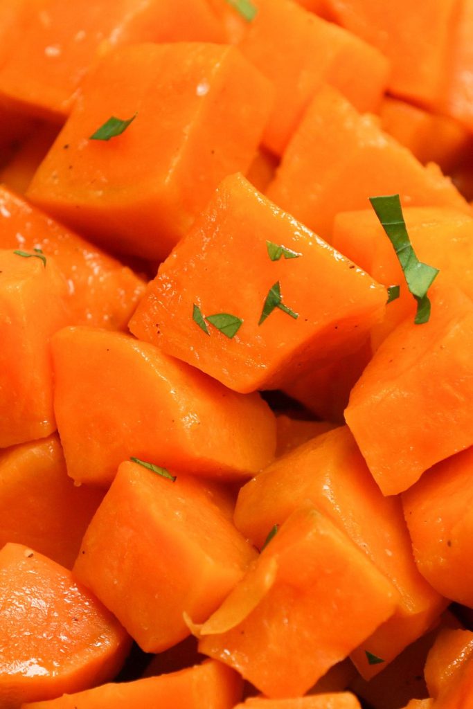 ¡Las batatas al vacío son las verduras más deliciosas y nutritivas que existen!  ¡Son esponjosos, dulces y salen perfectos CADA VEZ!  Esta sencilla receta de guarnición tarda unos minutos en prepararse, luego la máquina  al vacío hará el resto del trabajo y cocinará las batatas a la perfección.  #SousVidePatatas Dulces