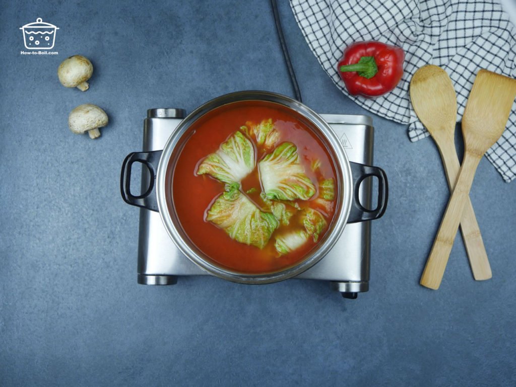 jugo de tomate con rollos de col rellenos de esmalte