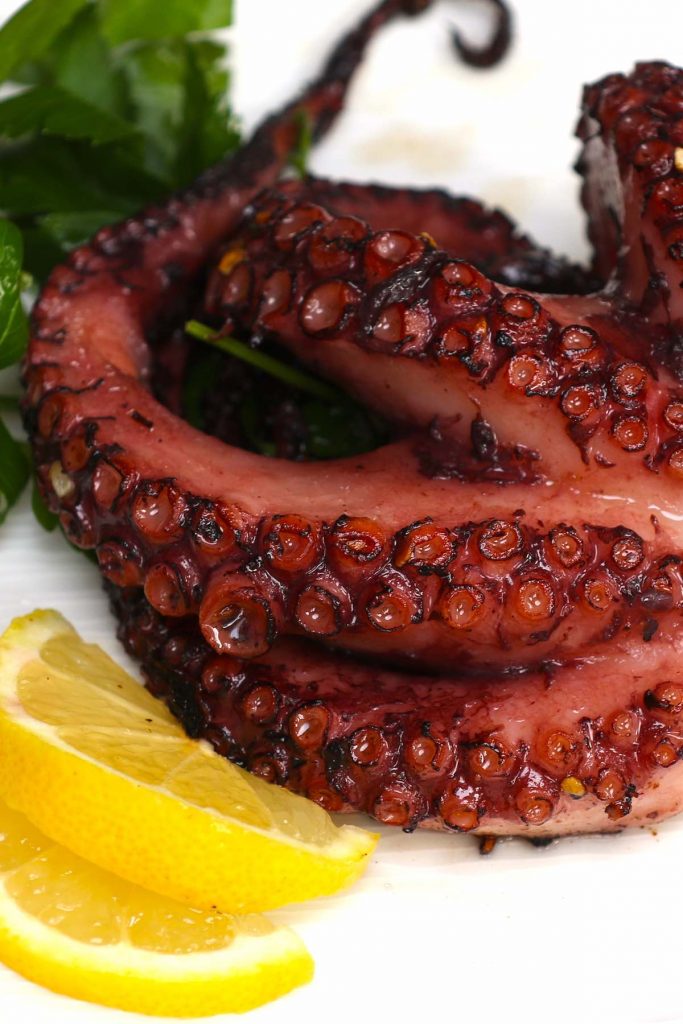 al vacío Octopus es el método más fácil e infalible para cocinar el pulpo perfecto: ¡tierno y sabroso, con un hermoso carbón en el exterior! ¡Cocine el pulpo en el baño de agua al vacío a 171 ºF (77 ºC) durante 5 horas, y luego rápidamente cocine a la parrilla o dore al final para obtener el mejor pulpo SIEMPRE! #SousVideOctopus
