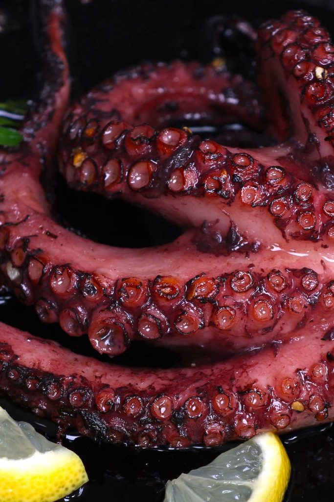 al vacío Octopus es el método más fácil e infalible para cocinar el pulpo perfecto: ¡tierno y sabroso, con un hermoso carbón en el exterior! ¡Cocine el pulpo en el baño de agua al vacío a 171 ºF (77 ºC) durante 5 horas, y luego rápidamente cocine a la parrilla o dore al final para obtener el mejor pulpo SIEMPRE! #SousVideOctopus