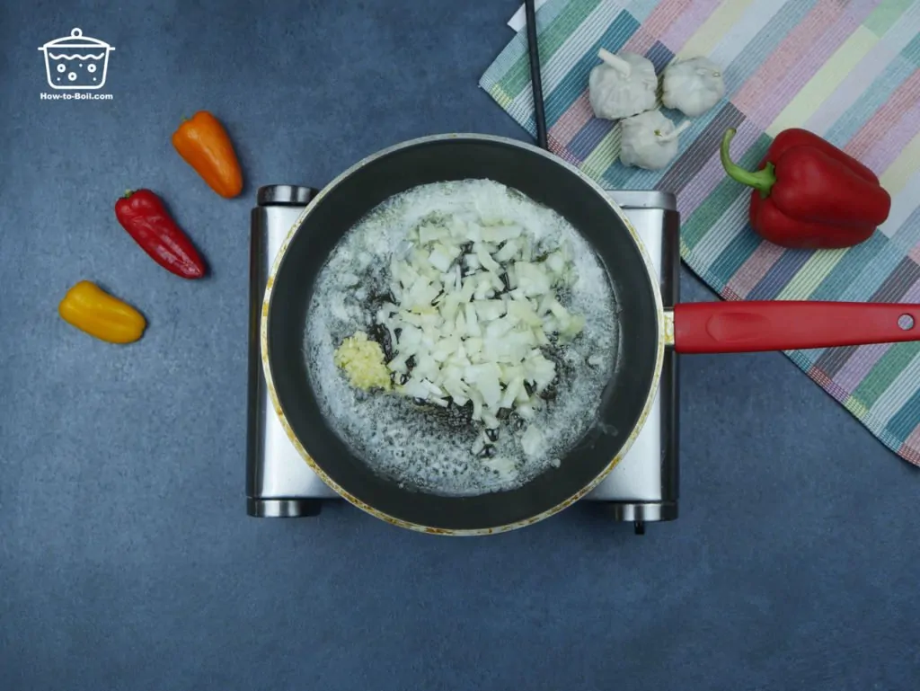 cocinar el ajo y la cebolla en la mantequilla derretida 