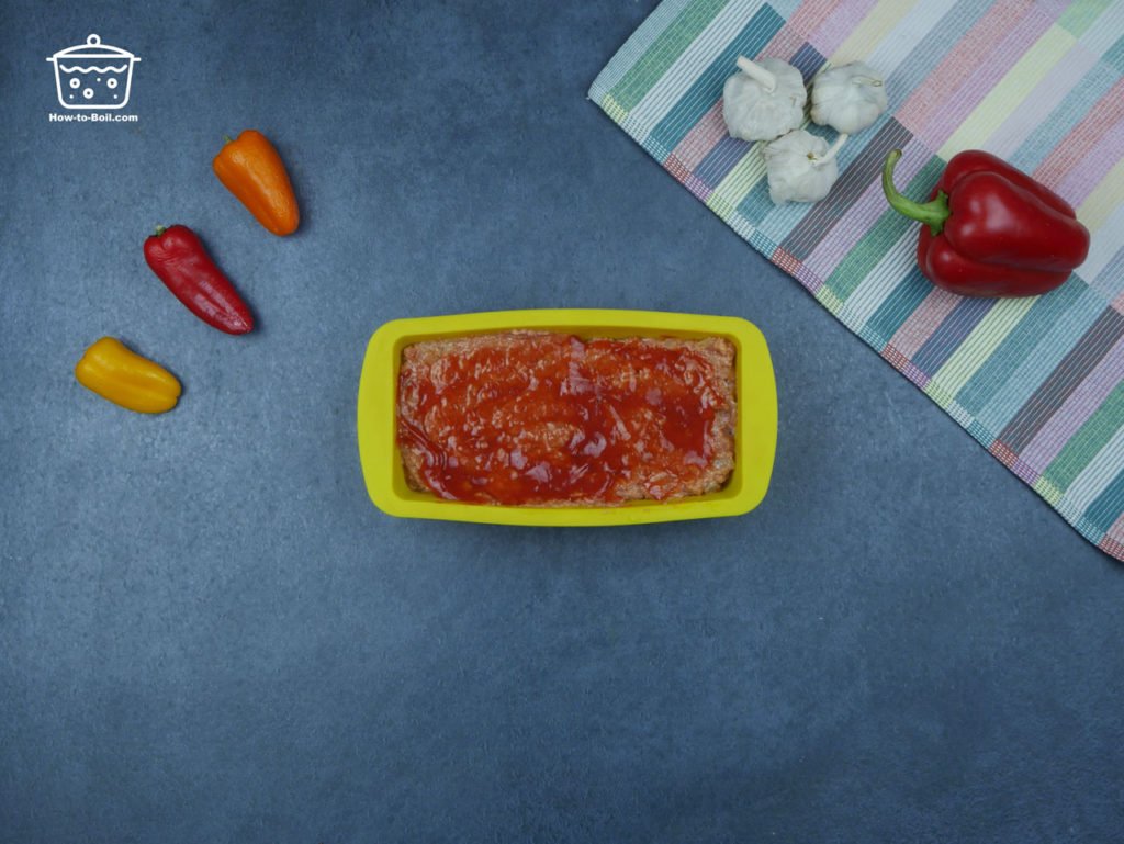 presione el pastel de carne de pavo en una bandeja de pan