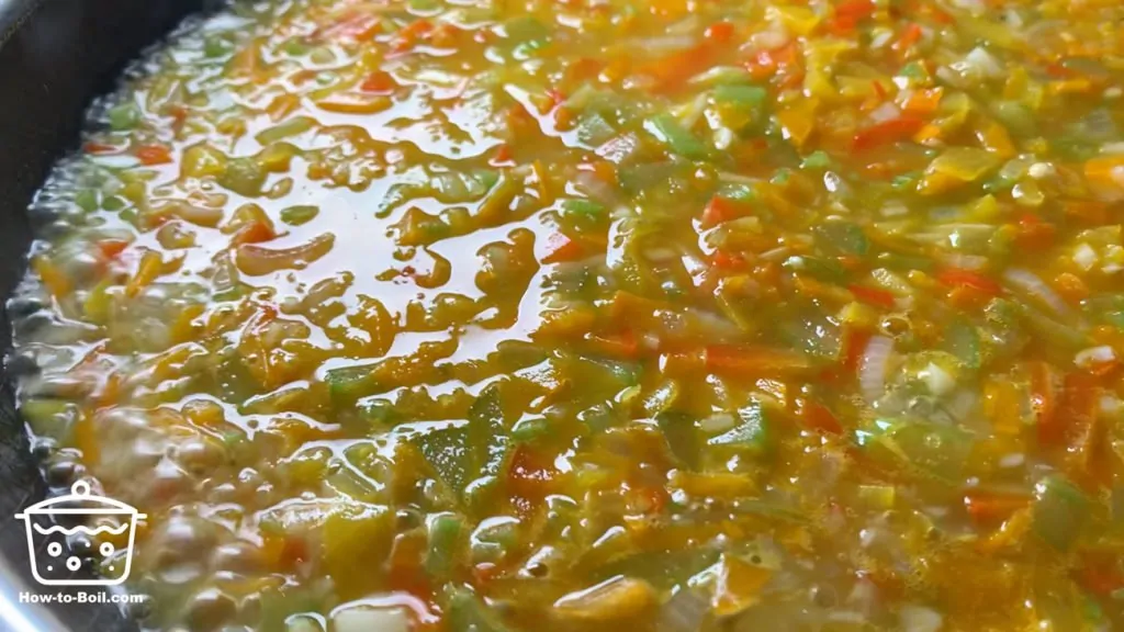 agregue el caldo de pollo orgánico a las verduras
