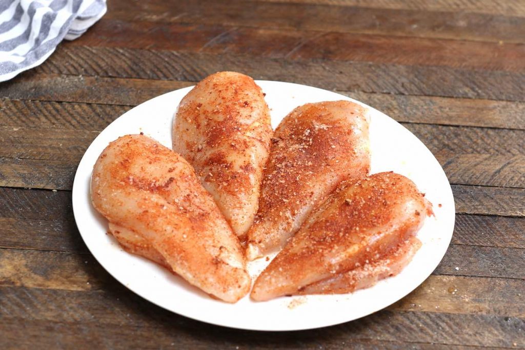 Sazone las pechugas de pollo crudas con paprika, ajo en polvo, sal y pimienta.