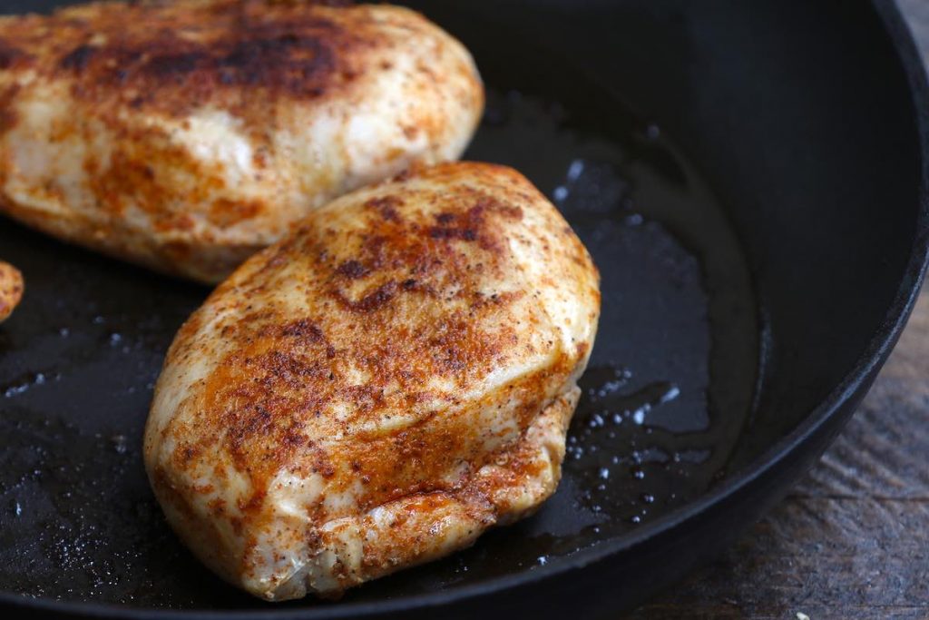 Dorar pechugas de pollo cocidas al vacío en una sartén.