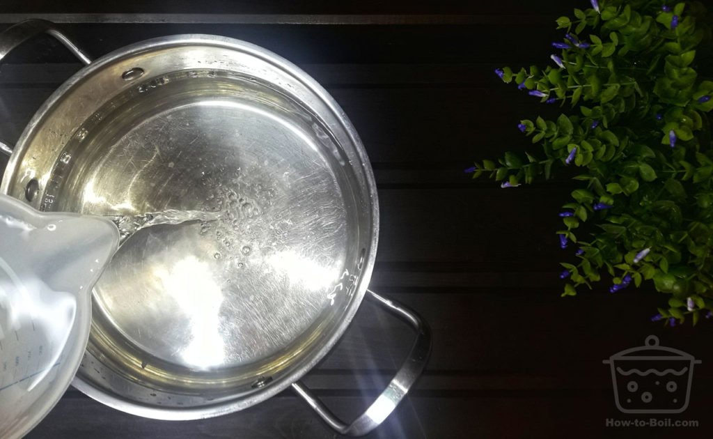 agua en sartén profunda