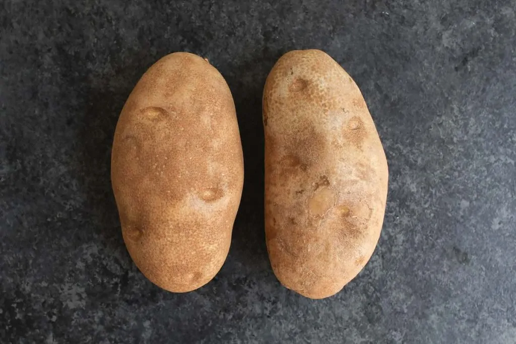 Dos papas Russet grandes en el mostrador.