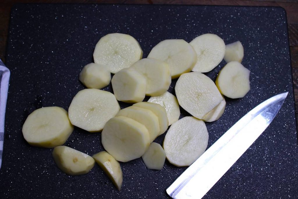 Cortar las patatas en trozos de tamaño uniforme.
