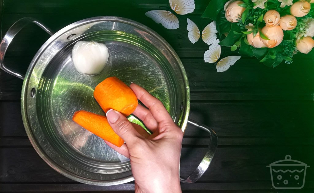 cebolla y zanahoria en el agua