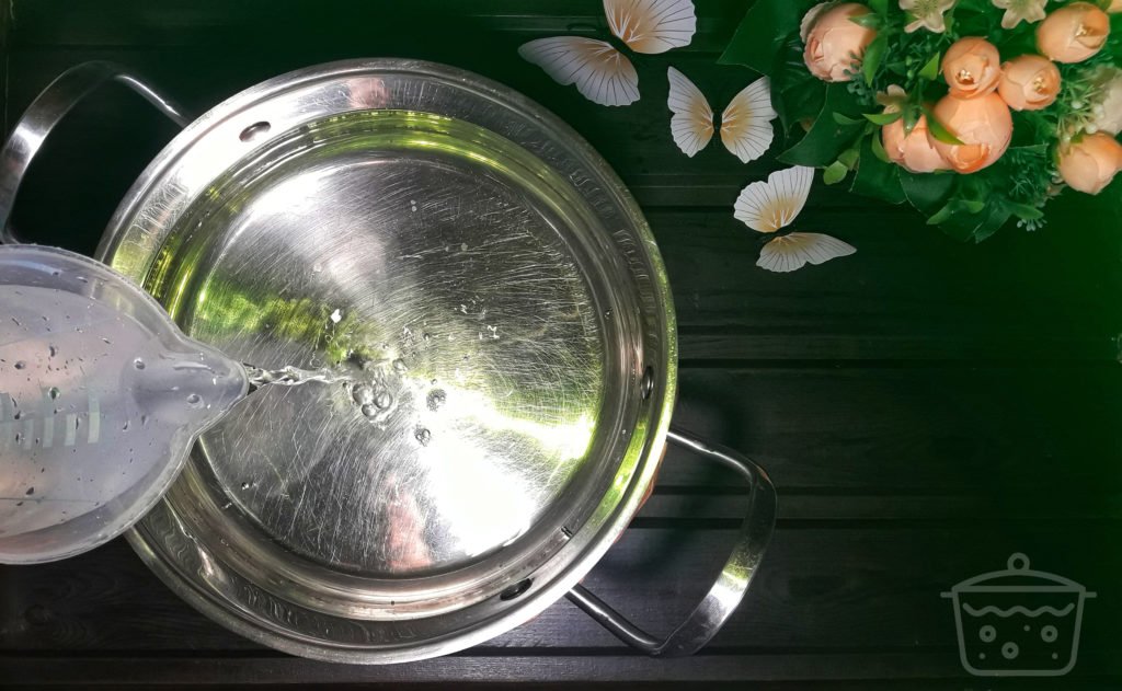 agua en una cacerola grande