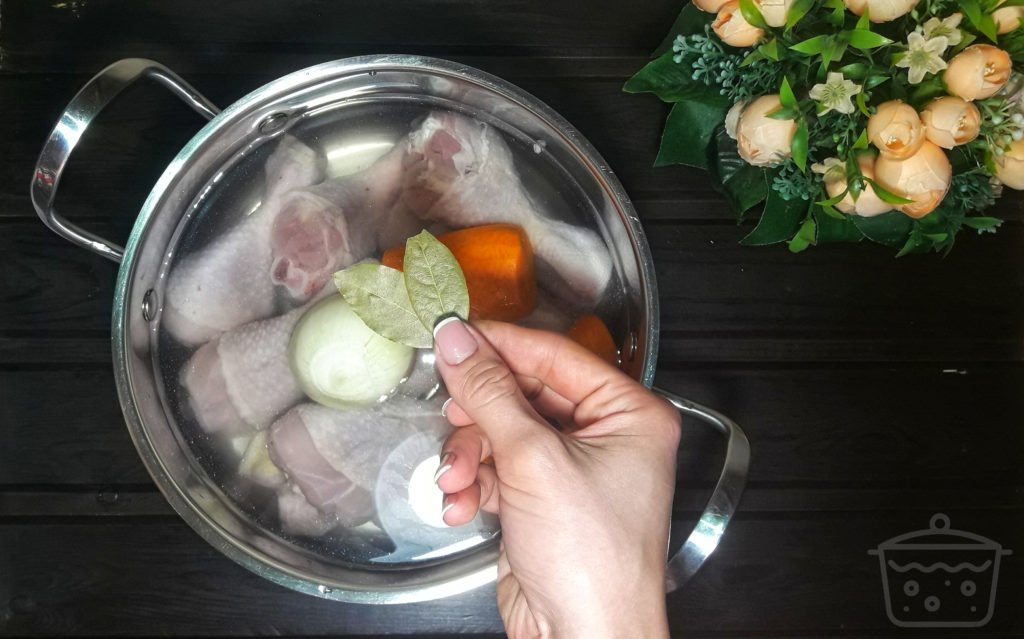 hoja de laurel con patas de pollo