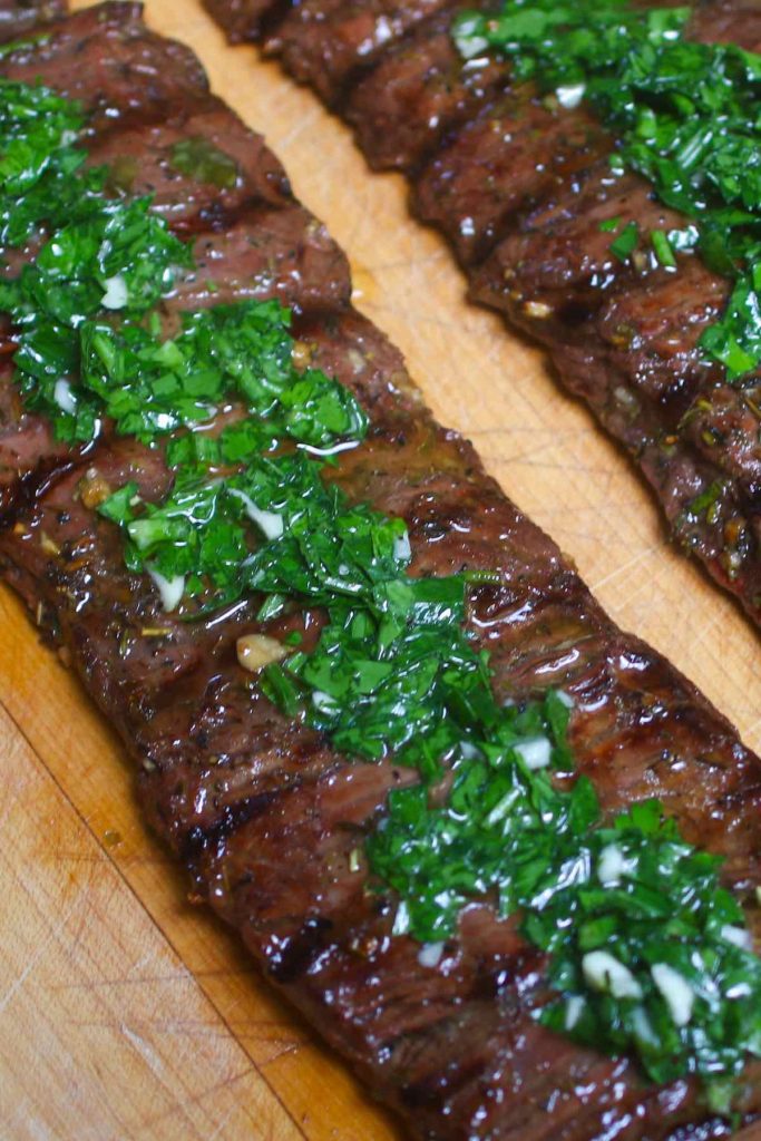 al vacío es la mejor manera de cocinar filetes de falda magros y duros. ¡El bistec se cocina con precisión a la temperatura que usted establece con el punto de cocción deseado! Este filete de falda al vacío es súper tierno, sabroso y se cocina uniformemente de borde a borde.
