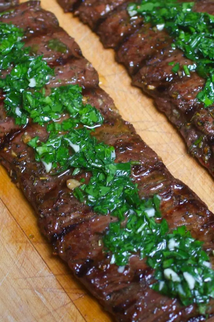 al vacío es la mejor manera de cocinar filetes de falda magros y duros. ¡El bistec se cocina con precisión a la temperatura que usted establece con el punto de cocción deseado! Este filete de falda al vacío es súper tierno, sabroso y se cocina uniformemente de borde a borde.