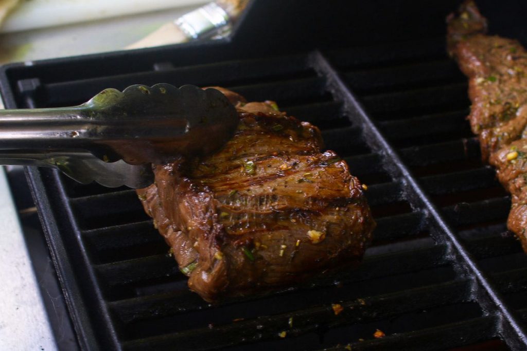 Dore el filete al vacío en la parrilla para terminar