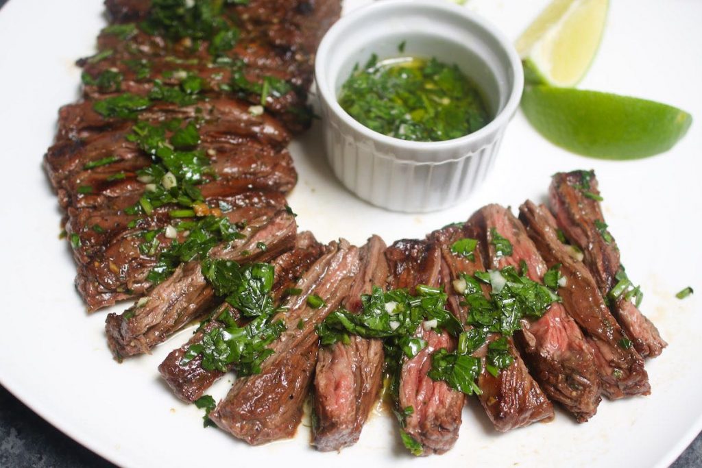 al vacío es la mejor manera de cocinar filetes de falda magros y duros. ¡El bistec se cocina con precisión a la temperatura que usted establece con el punto de cocción deseado! Este filete de falda al vacío es súper tierno, sabroso y se cocina uniformemente de borde a borde.