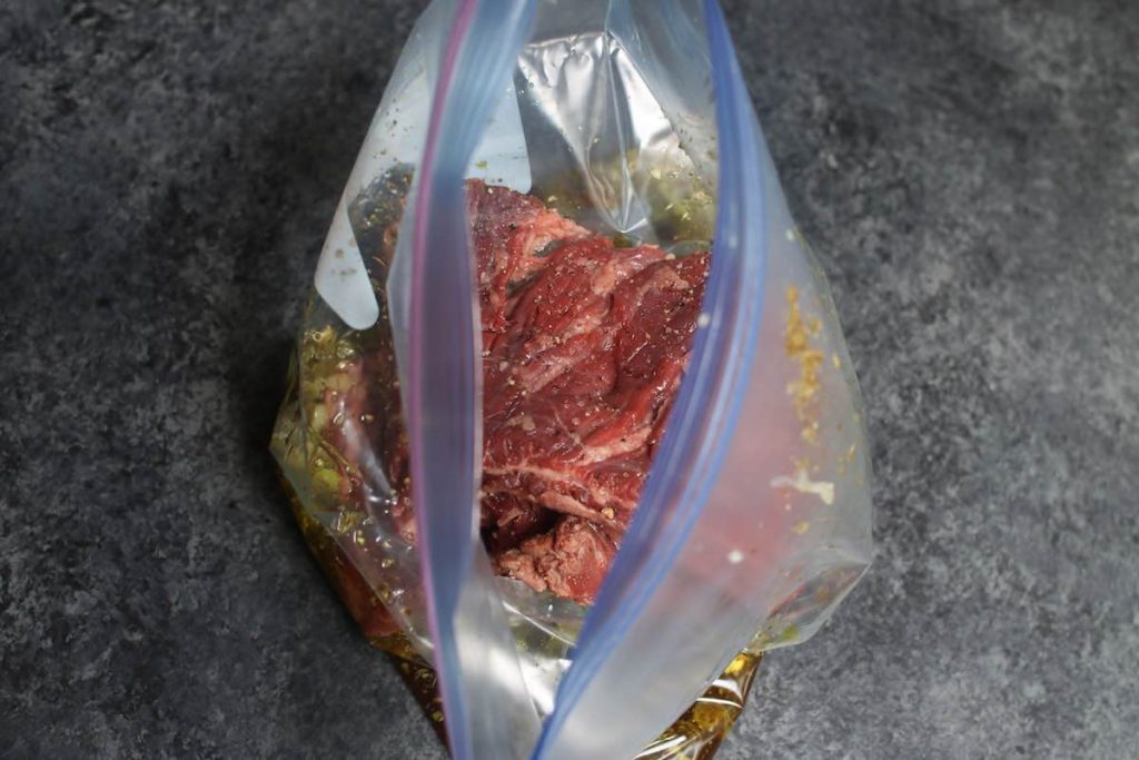 Agregue bistec a la marinada en una bolsa con cierre hermético