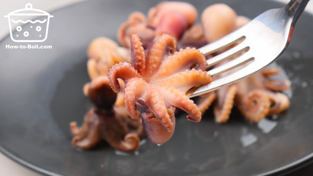 pulpo hervido en un tenedor