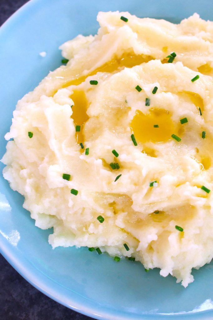 El puré de papas al vacío es perfectamente rico y cremoso, lleno de sabor a mantequilla y ajo.  ¡Esta es mi receta de guarnición favorita de todos los tiempos y siempre una de las favoritas de la multitud!  A diferencia de hervir papas en agua, el método  al vacío produce un puré más rico e intenso al sumergir las papas en la bondad mantecosa durante la cocción, ¡absorbiendo todos los sabores!  #SousVideMashedPotatoes