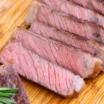 al vacío New York Strip Steak es mi receta de bistec favorita. Todo lo que necesita son algunos ingredientes muy simples para resaltar el mejor sabor de este popular corte. ¡El método al vacío lo cocina perfectamente de borde a borde, produciendo una calidad mejor que la de un restaurante en su propia casa! #SousVideNewYorkStrip #SousVideNYStrip #SousVideSteak