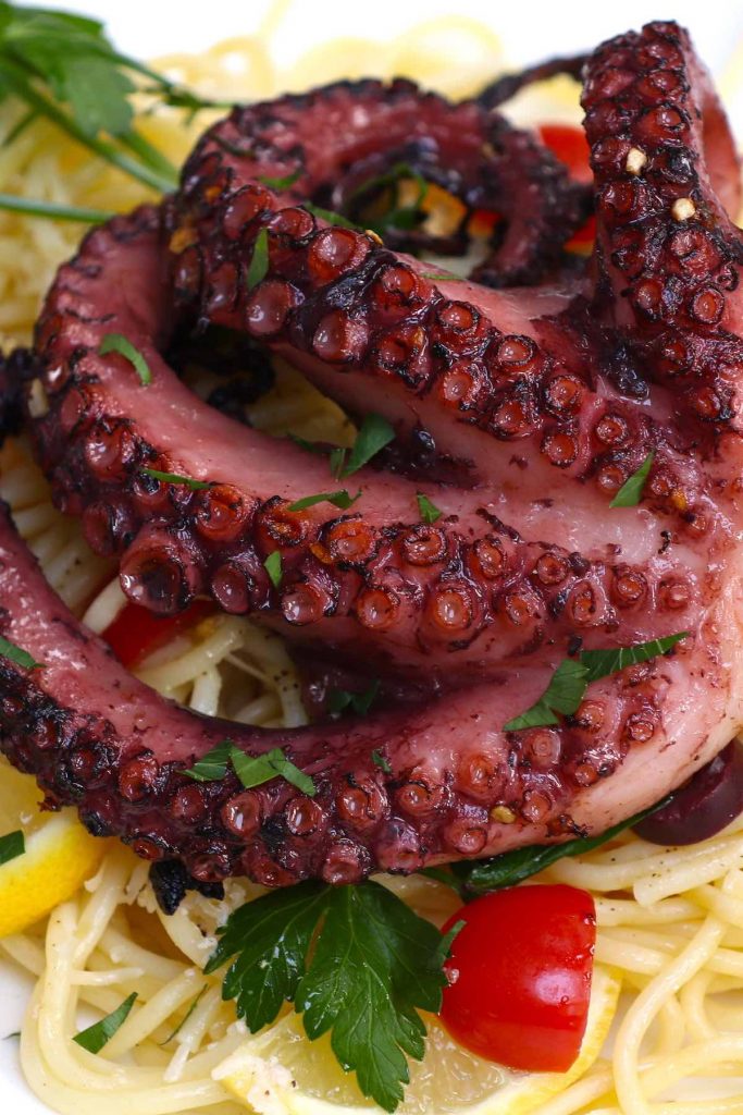 al vacío Octopus es el método más fácil e infalible para cocinar el pulpo perfecto: ¡tierno y sabroso, con un hermoso carbón en el exterior! ¡Cocine el pulpo en el baño de agua al vacío a 171 ºF (77 ºC) durante 5 horas, y luego rápidamente cocine a la parrilla o dore al final para obtener el mejor pulpo SIEMPRE! #SousVideOctopus
