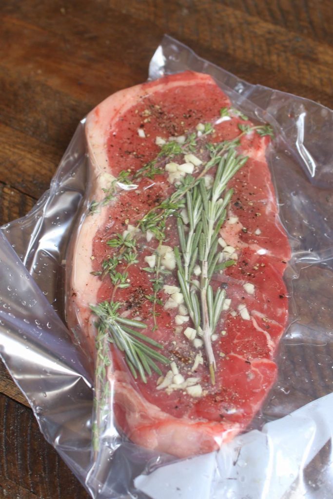 Filete sellado al vacío en una bolsa zip-loc.