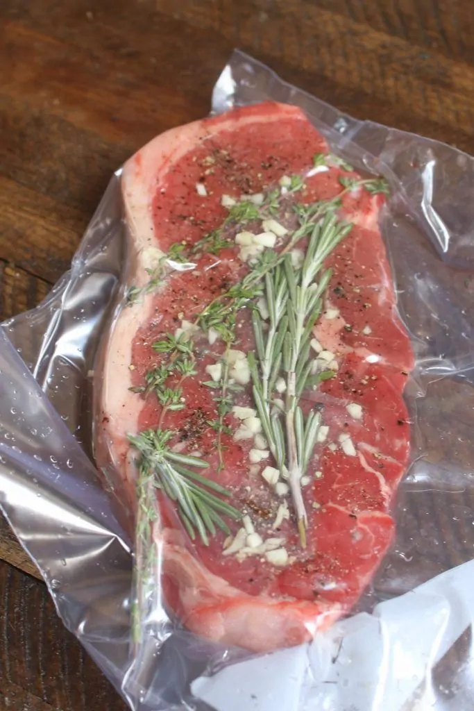 Filete sellado al vacío en una bolsa zip-loc.