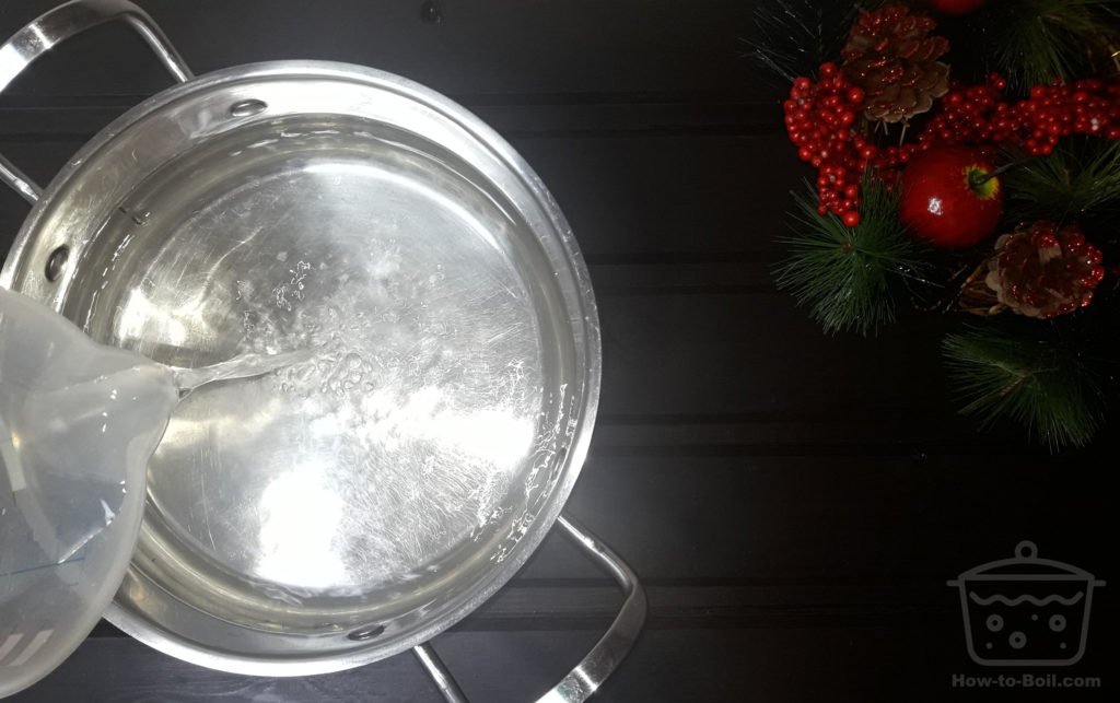 llenar olla con agua