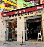 Fotografía de La Revuelta taberna pequena de tapas muy cerca de la cava baja